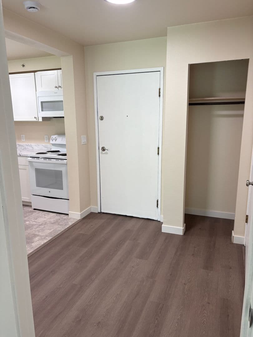 Edmonds Apartment: 22816 Edmonds Way