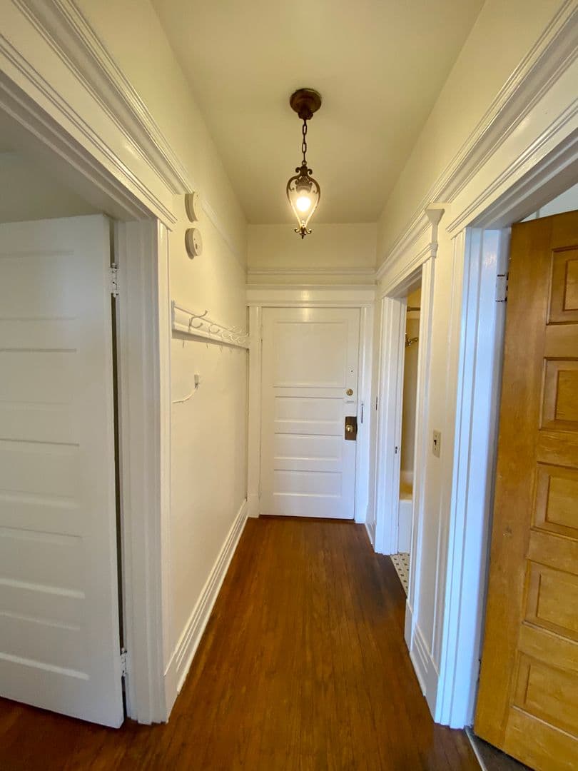 Seattle Apartment: 1615 15th Ave.