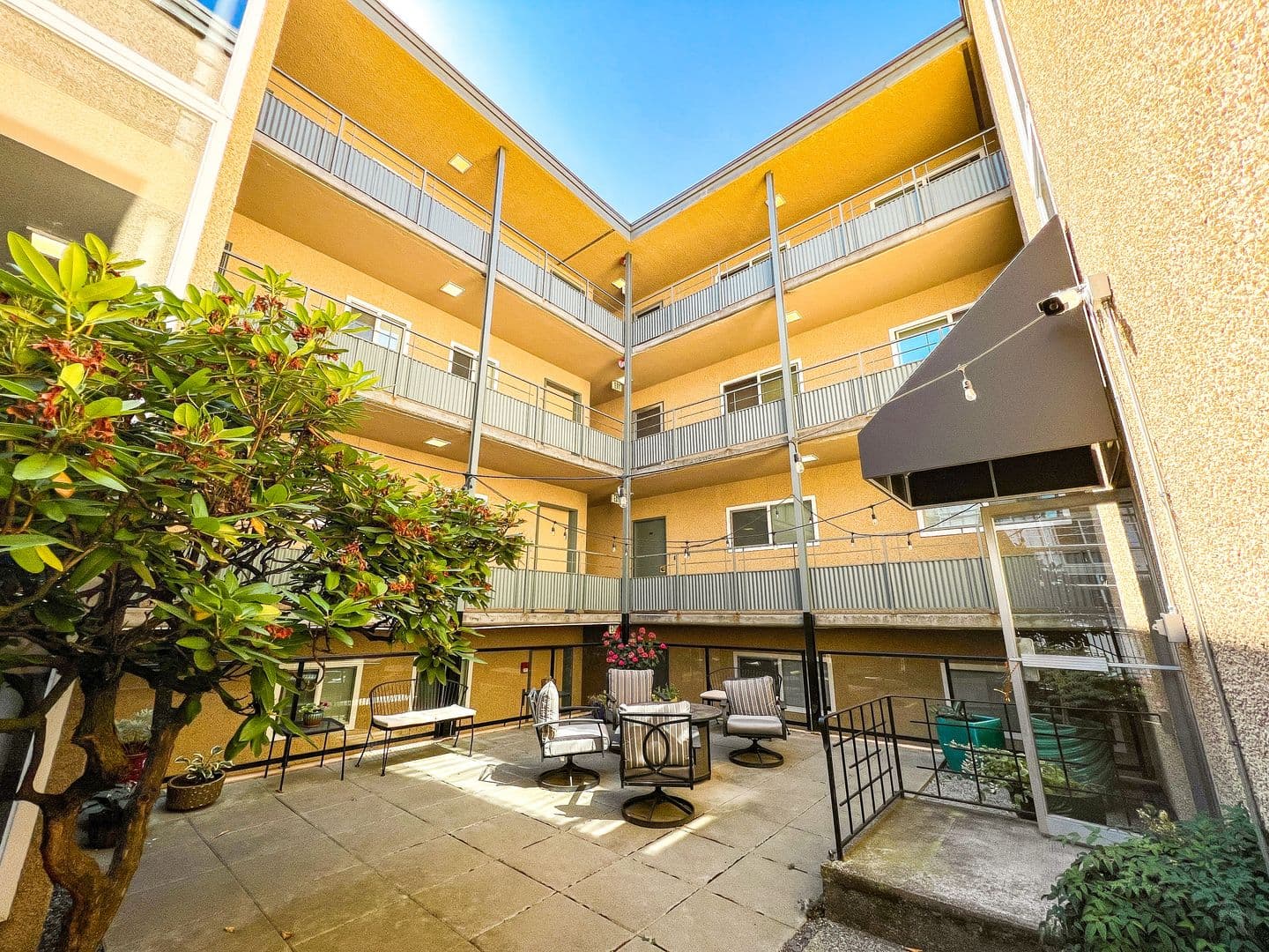 Seattle Apartment: 5233 15th Ave NE
