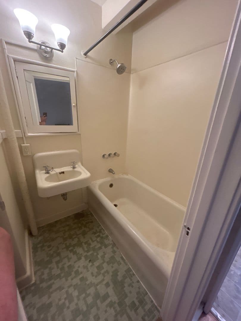 Seattle Apartment: 4515 Burke Ave. N.