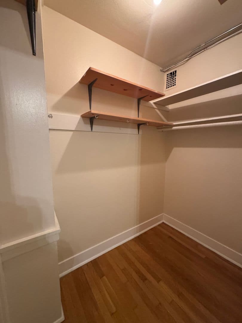 Seattle Apartment: 1420 Boren Ave