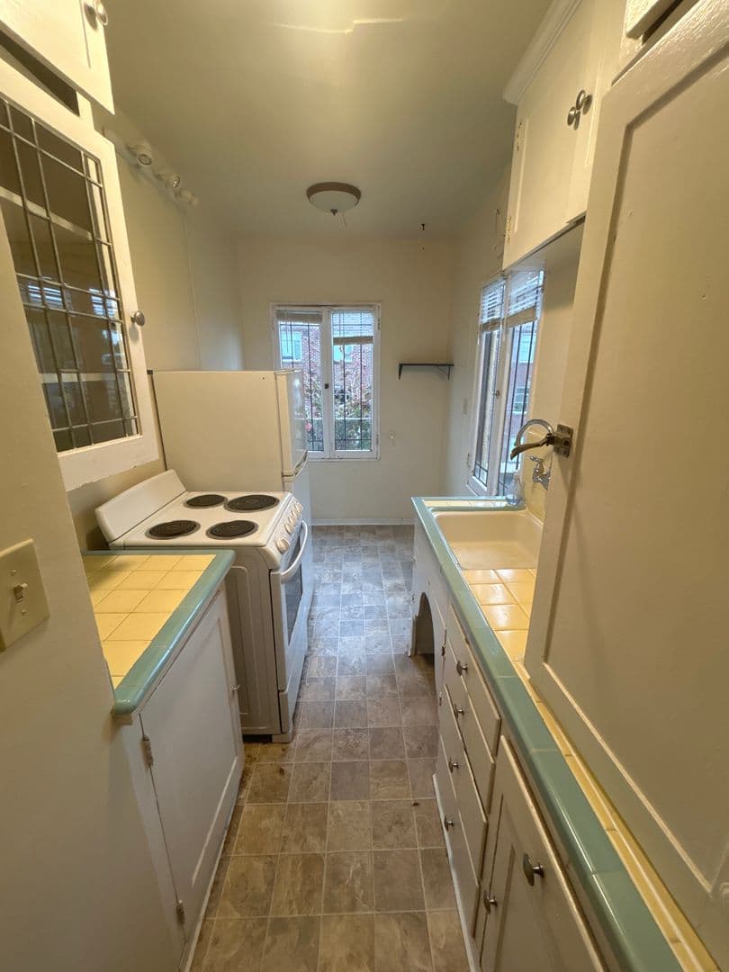 Seattle Apartment: 4515 Burke Ave. N.