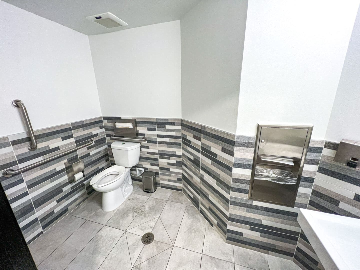 Edmonds Apartment: 10032 Edmonds Way