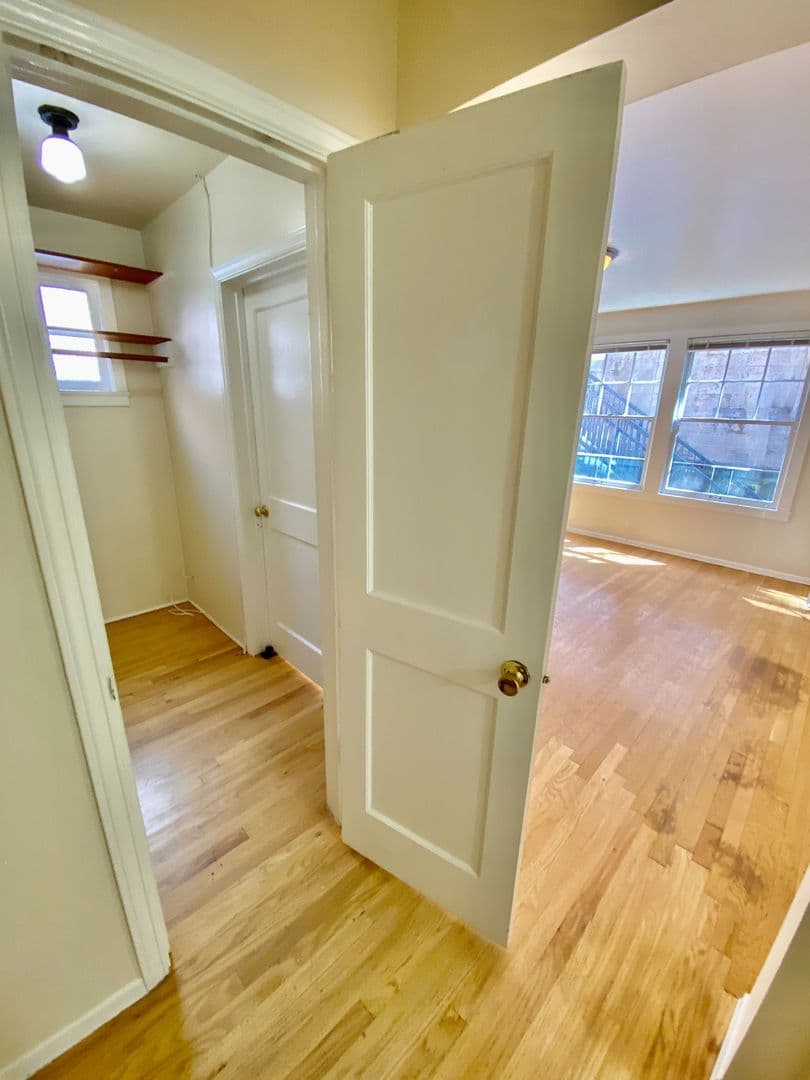 Seattle Apartment: 1420 Boren Ave