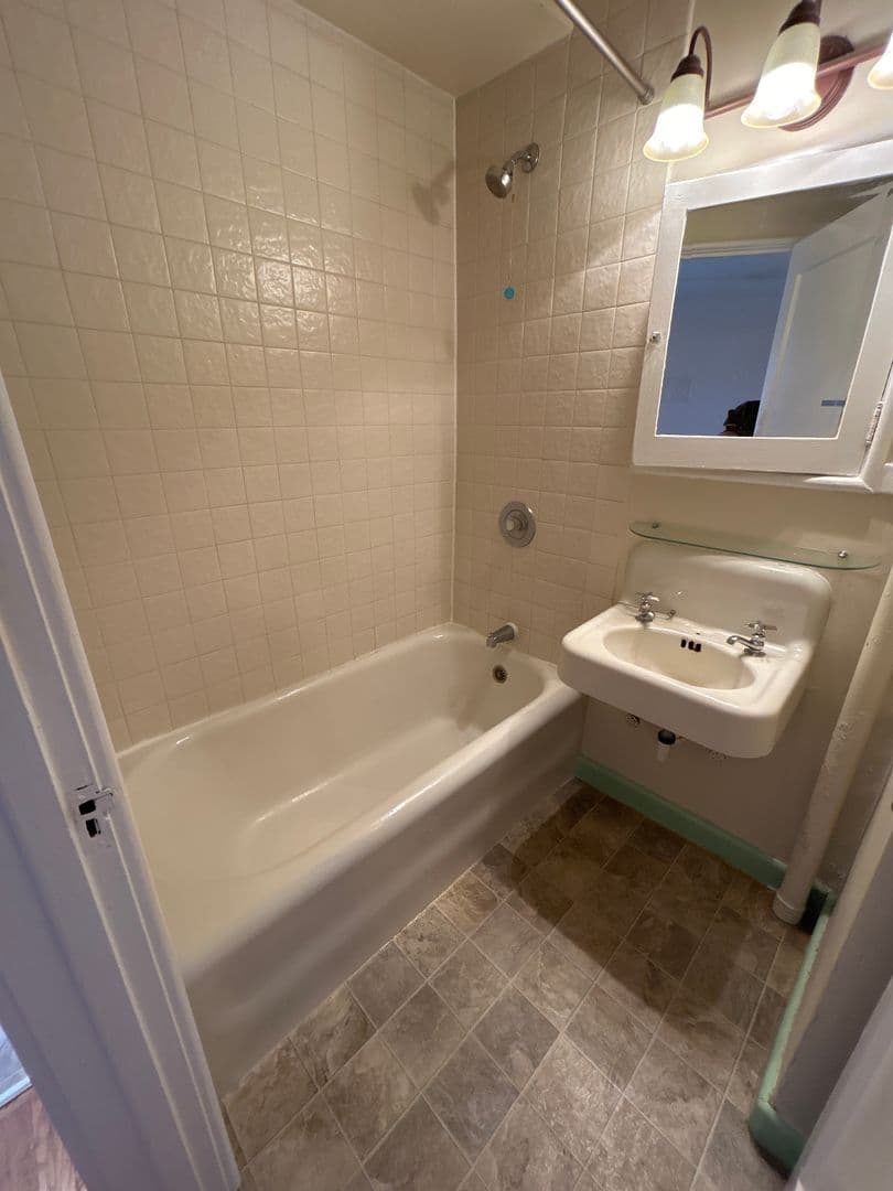 Seattle Apartment: 4515 Burke Ave. N.