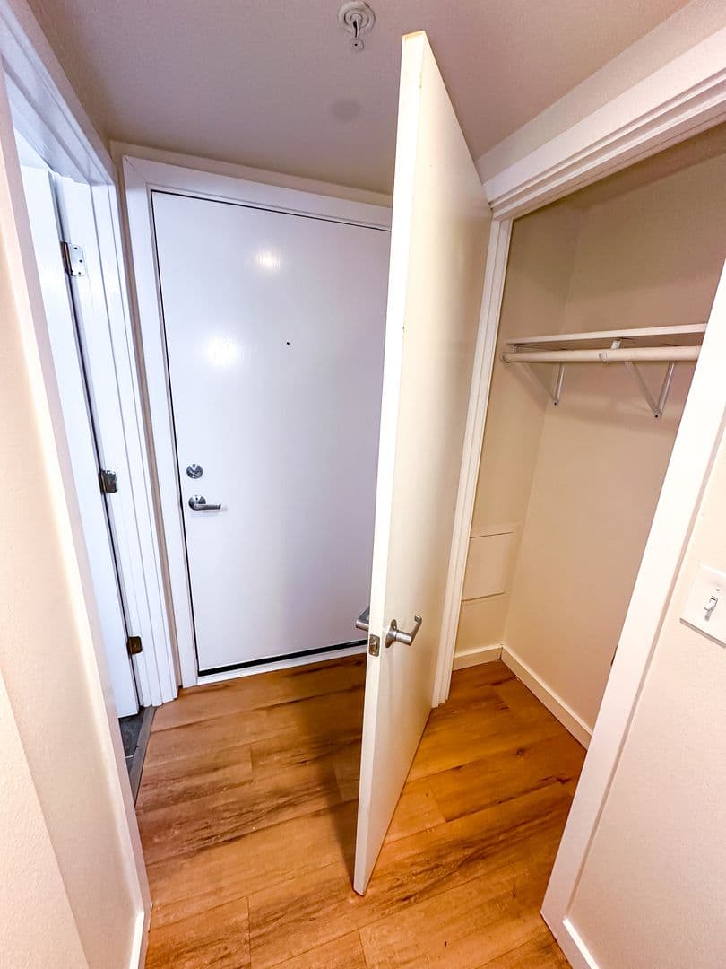 Seattle Apartment: 1420 Boren Ave