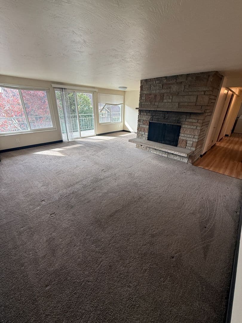 Seattle Apartment: 5233 15th Ave NE