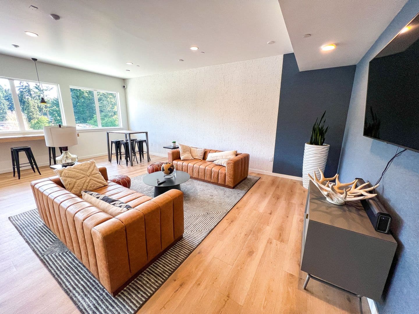 Edmonds Apartment: 10032 Edmonds Way