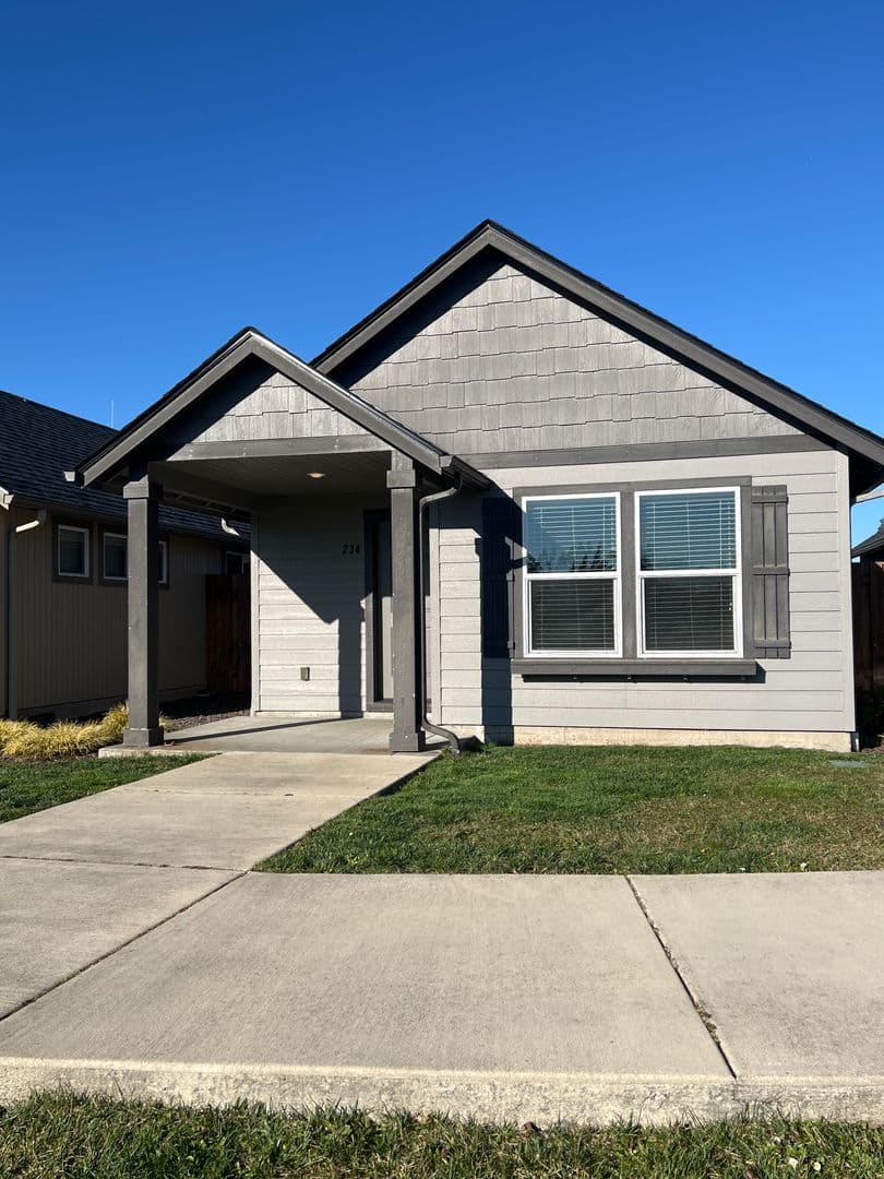 Cottage Grove House: 234 River Walk Place