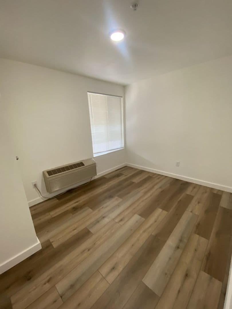 Creswell House: 345 E Oregon Ave #214