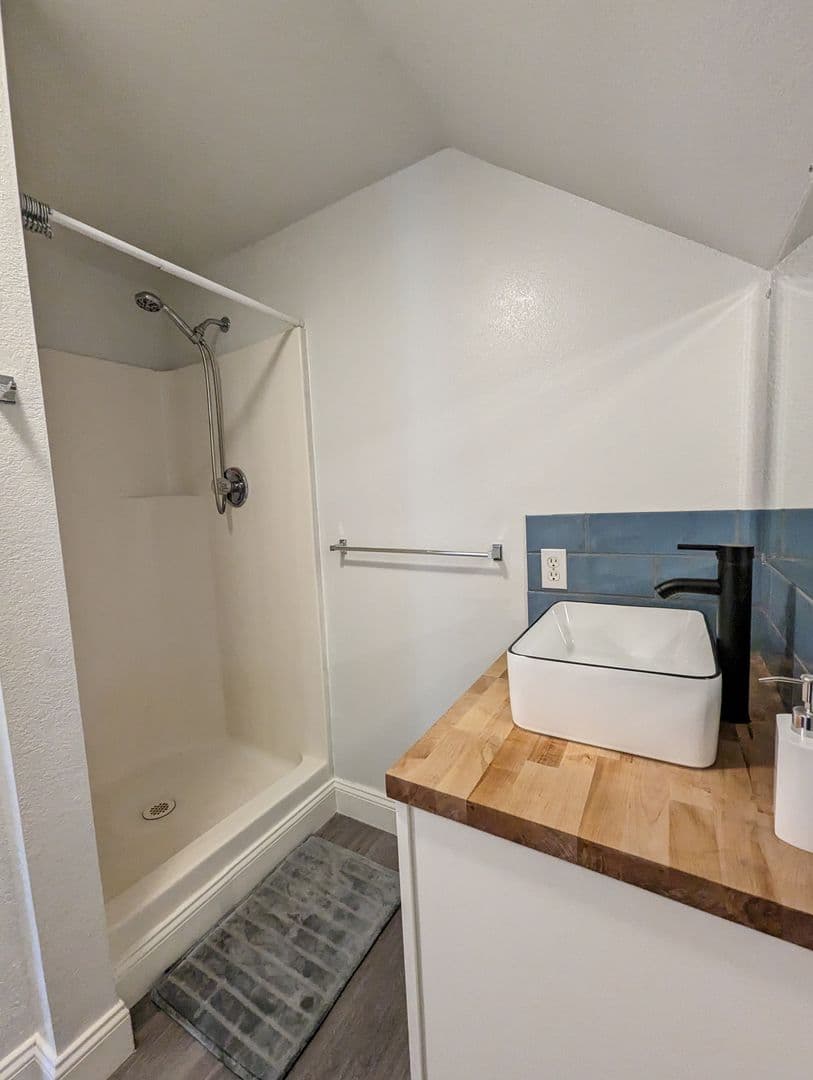 Eugene House: 800 River Road