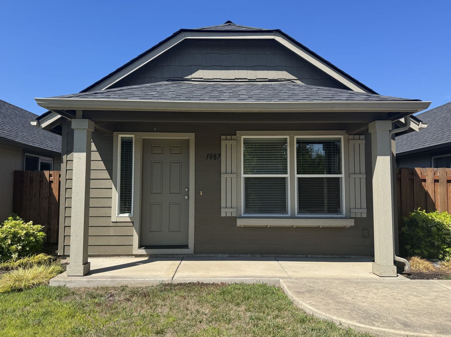Cottage Grove House: 1087 Pacific Hwy 99 South
