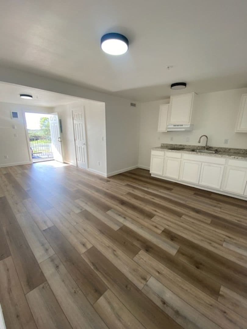 Creswell House: 345 E Oregon Ave #214