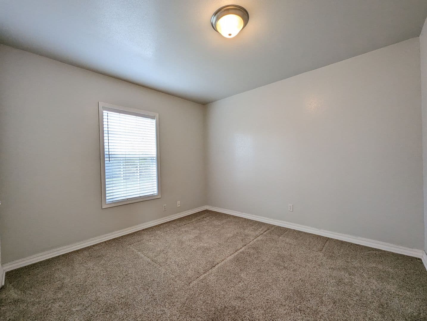 Eugene House: 800 River Road