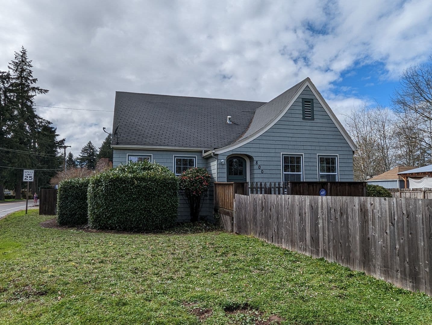 Eugene House: 800 River Road