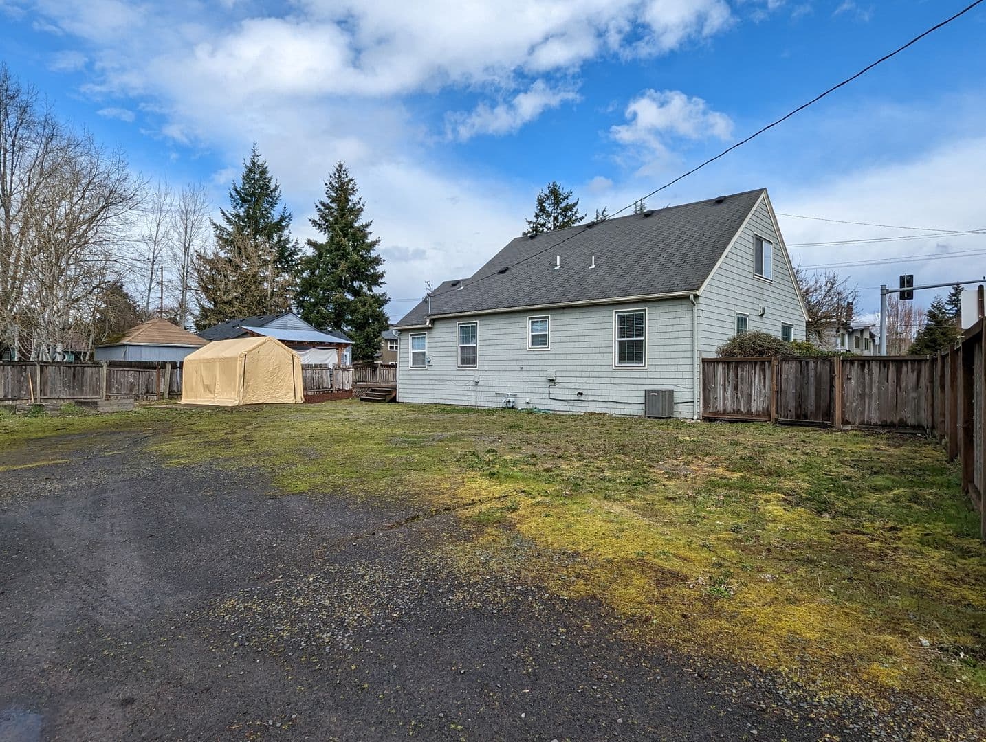 Eugene House: 800 River Road