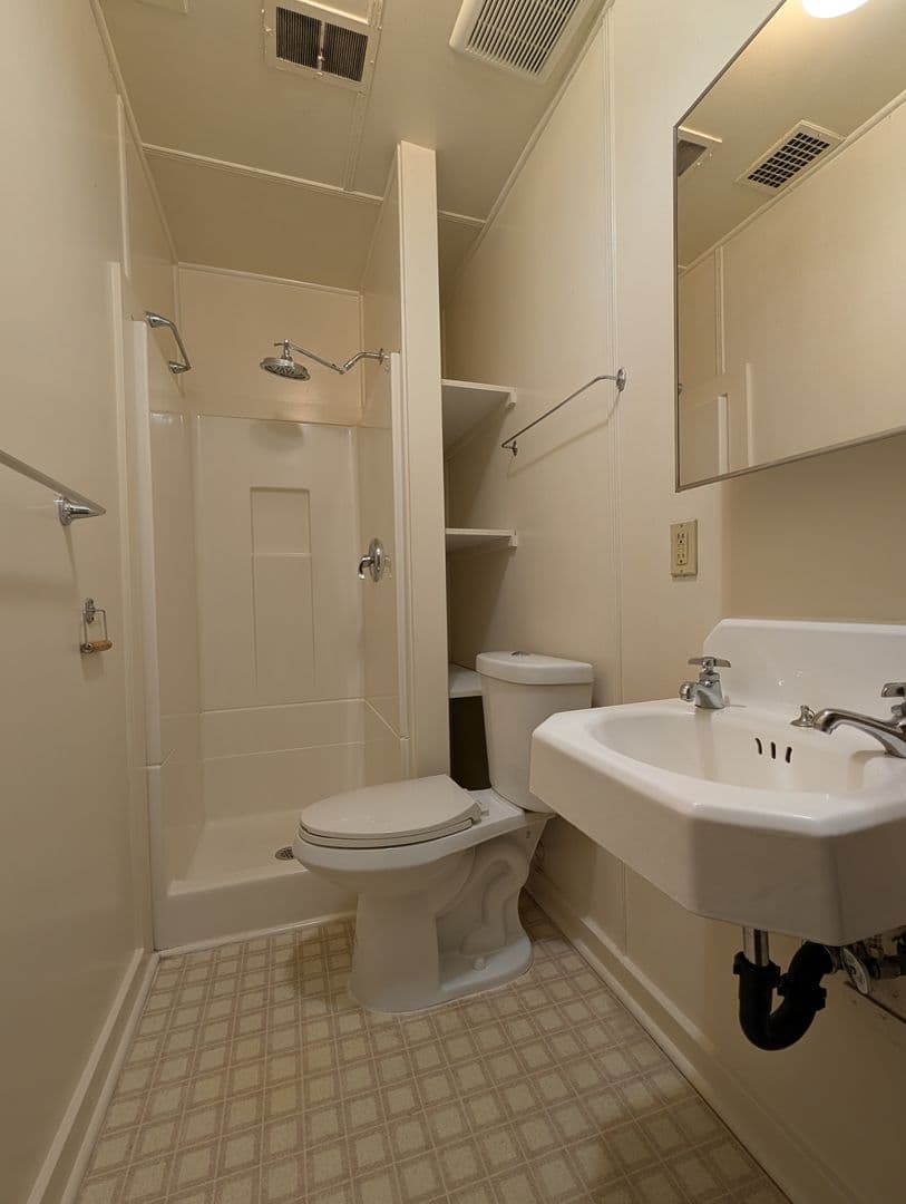 Eugene Apartment: 665 West 5th Ave