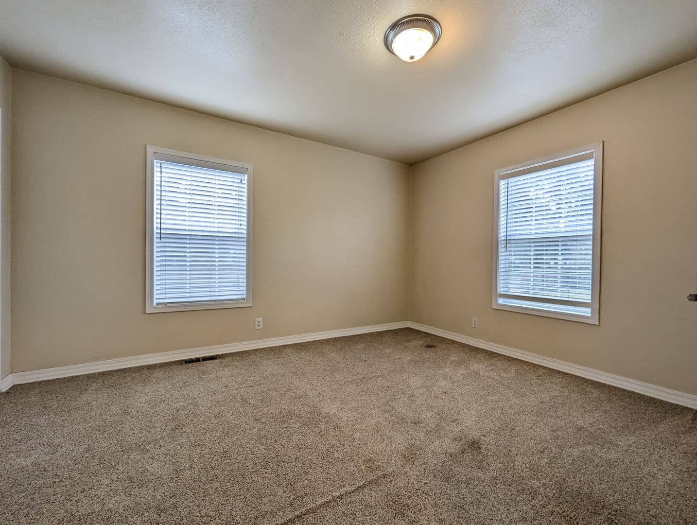 Eugene House: 800 River Road