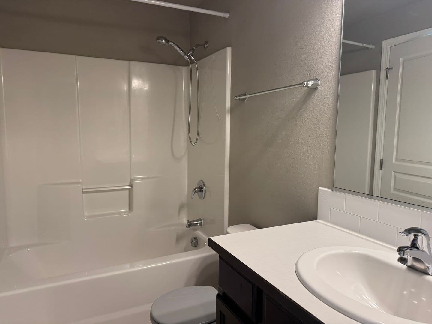 Cottage Grove House: 234 River Walk Place