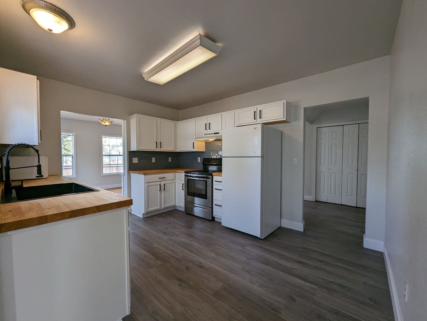 Eugene House: 800 River Road