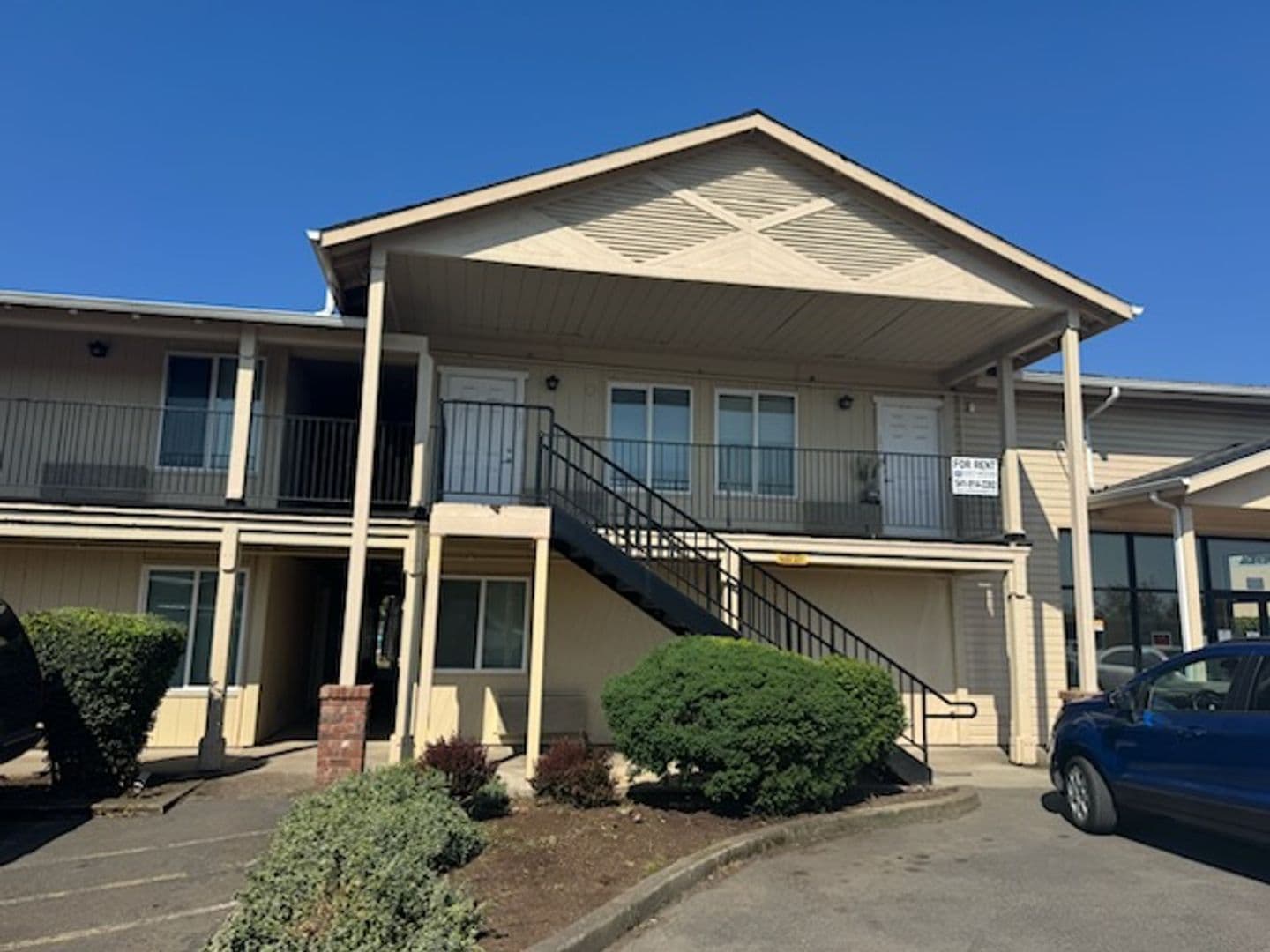 Creswell House: 345 E Oregon Ave #102