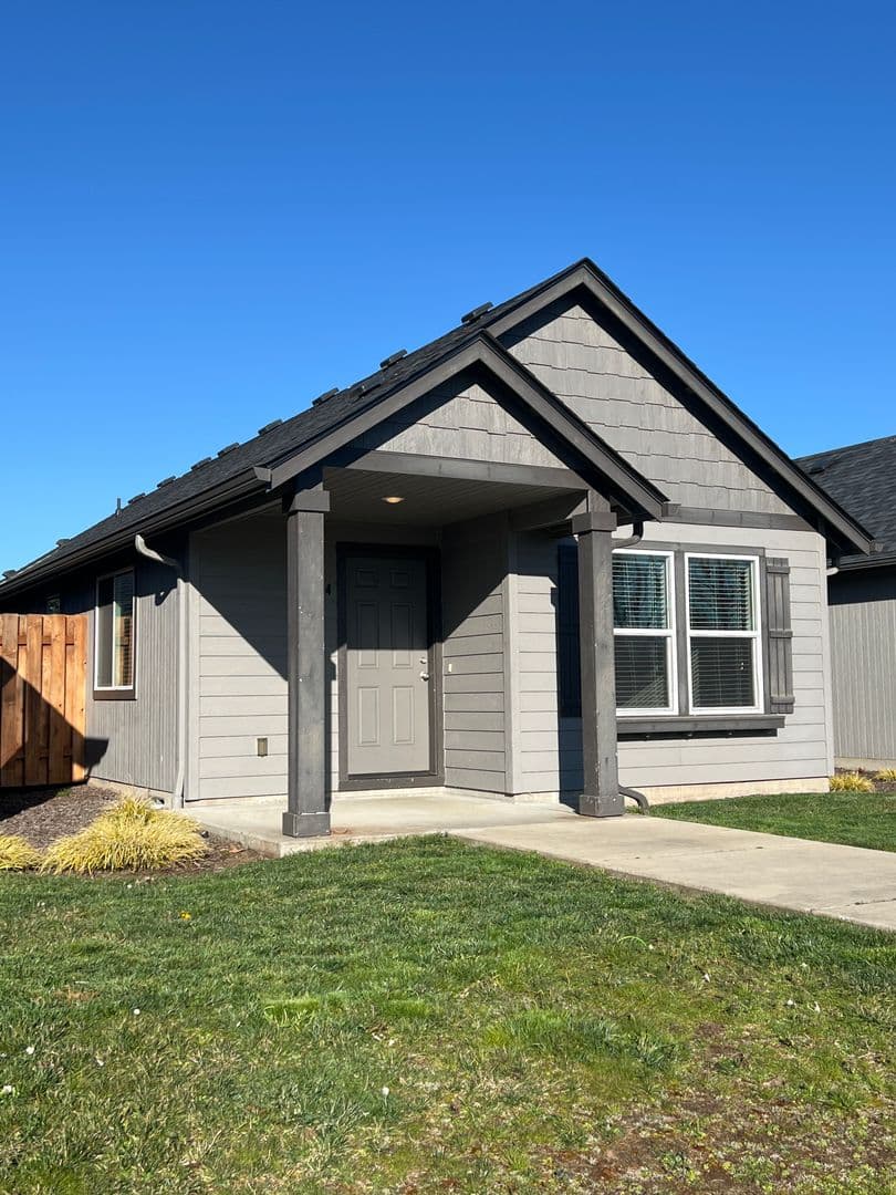 Cottage Grove House: 234 River Walk Place