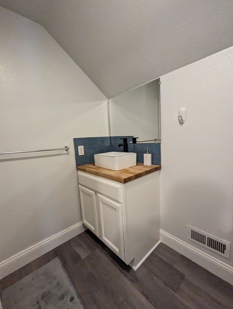 Eugene House: 800 River Road