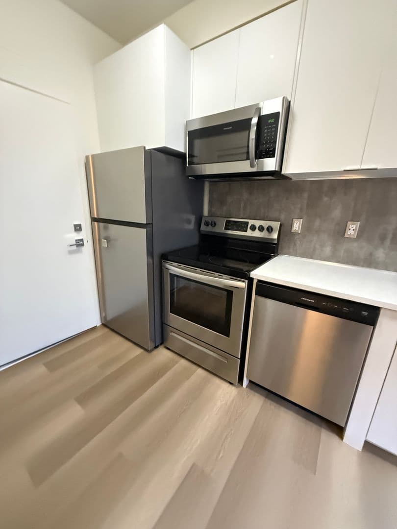 Portland Apartment: 5855 SE 72nd