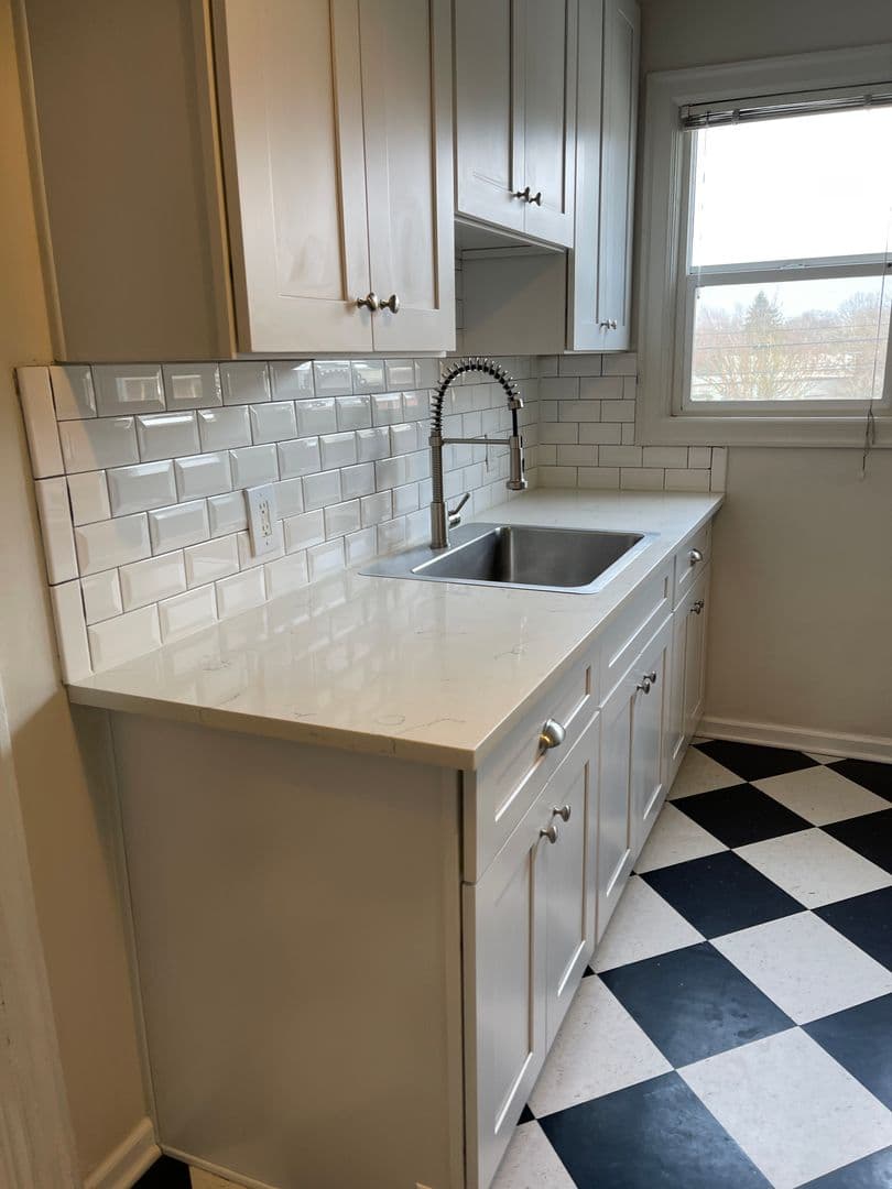 Portland Apartment: 2524 SE 12th