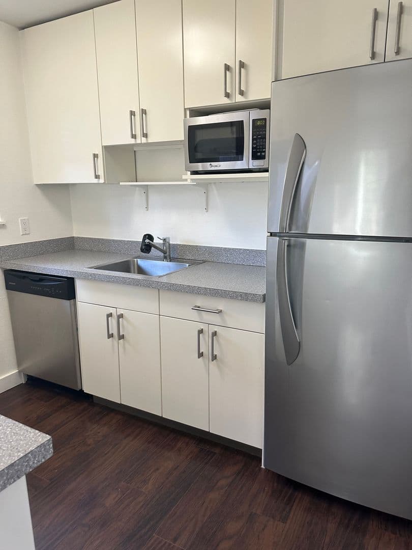 Portland Apartment: 117 SE 30th Place