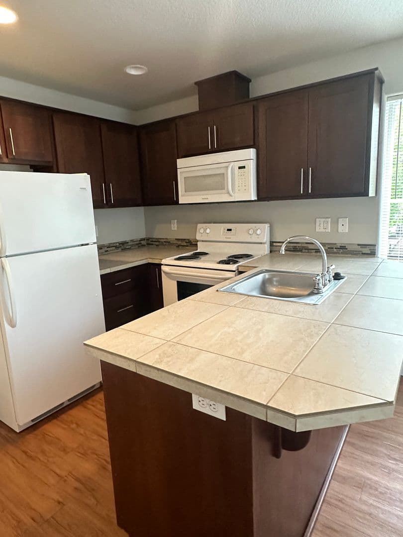 Portland Apartment: 7608 N Portsmouth Ave