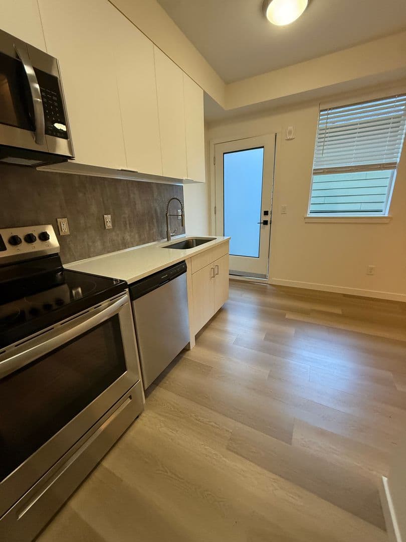 Portland Apartment: 5855 SE 72nd