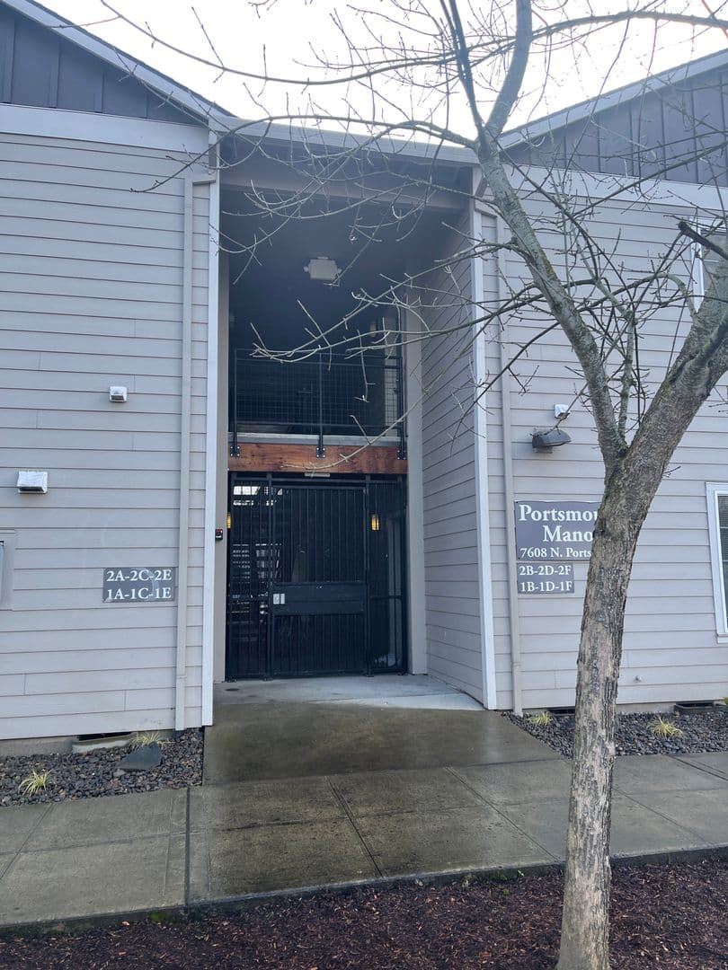 Portland Apartment: 7608 N Portsmouth Ave