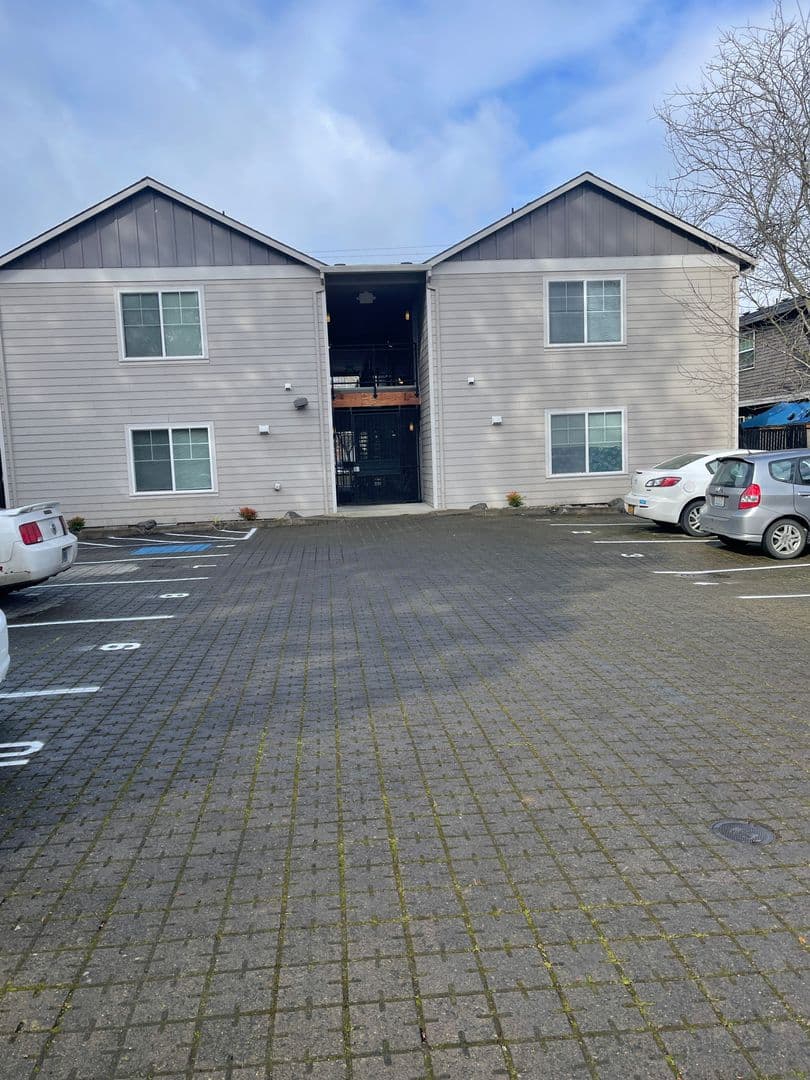 Portland Apartment: 7608 N Portsmouth Ave