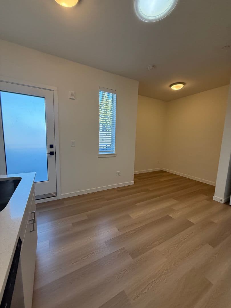 Portland Apartment: 5855 SE 72nd