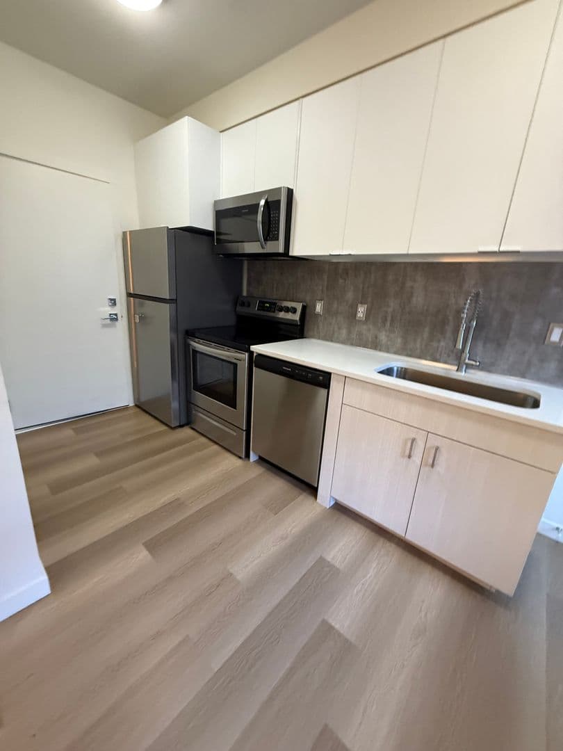 Portland Apartment: 5855 SE 72nd