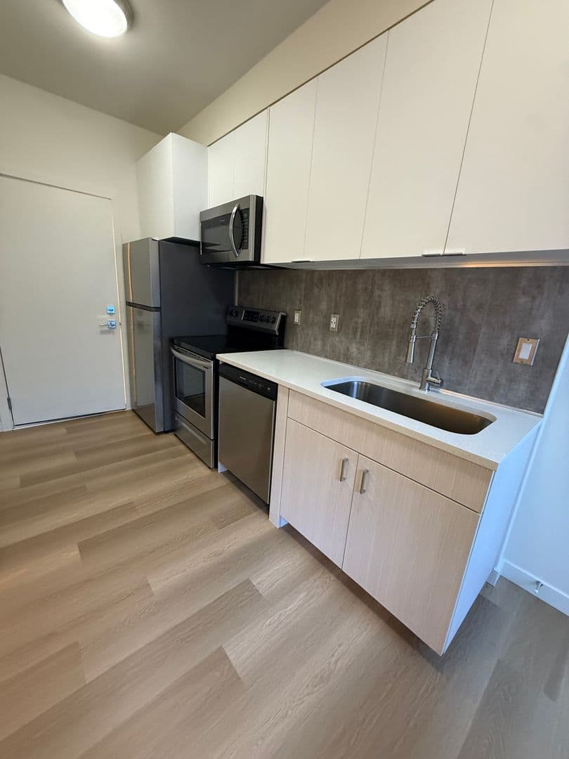 Portland Apartment: 5855 SE 72nd