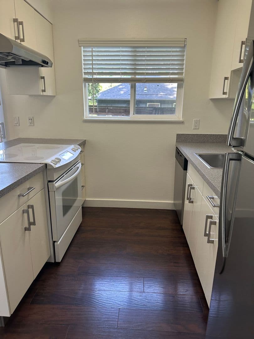 Portland Apartment: 117 SE 30th Place