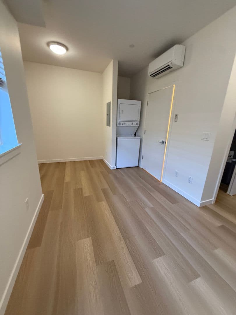 Portland Apartment: 5855 SE 72nd