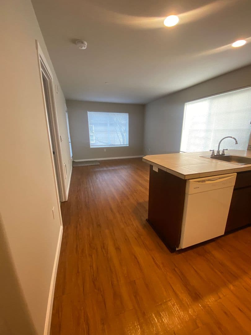 Portland Apartment: 7608 N Portsmouth Ave