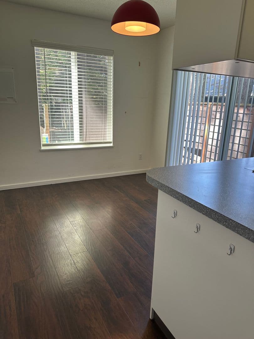 Portland Apartment: 117 SE 30th Place
