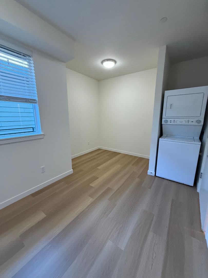 Portland Apartment: 5855 SE 72nd