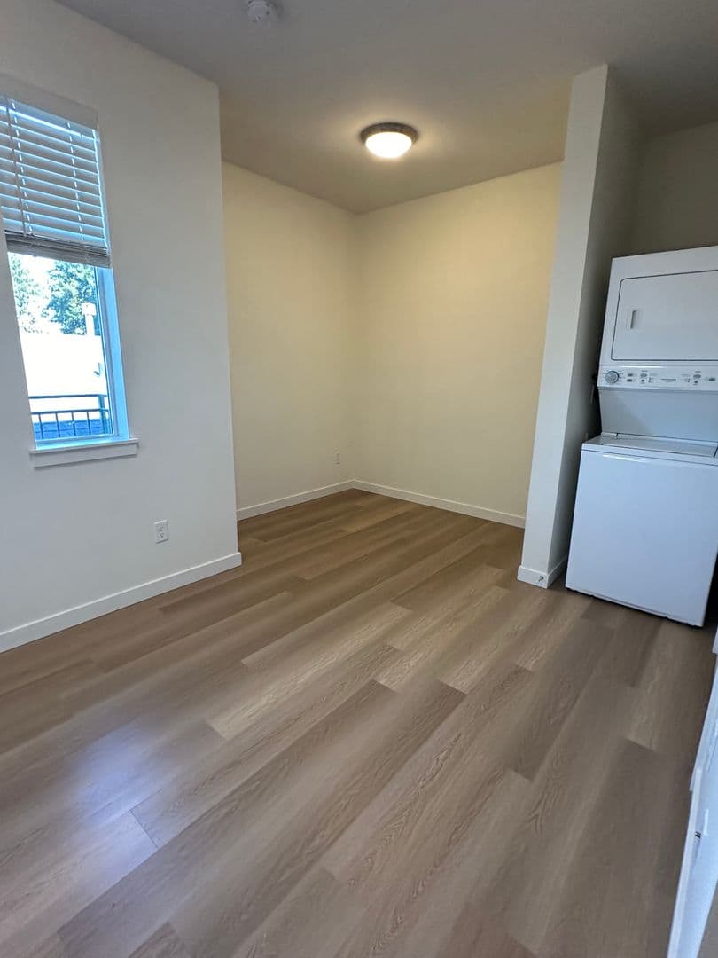 Portland Apartment: 5855 SE 72nd
