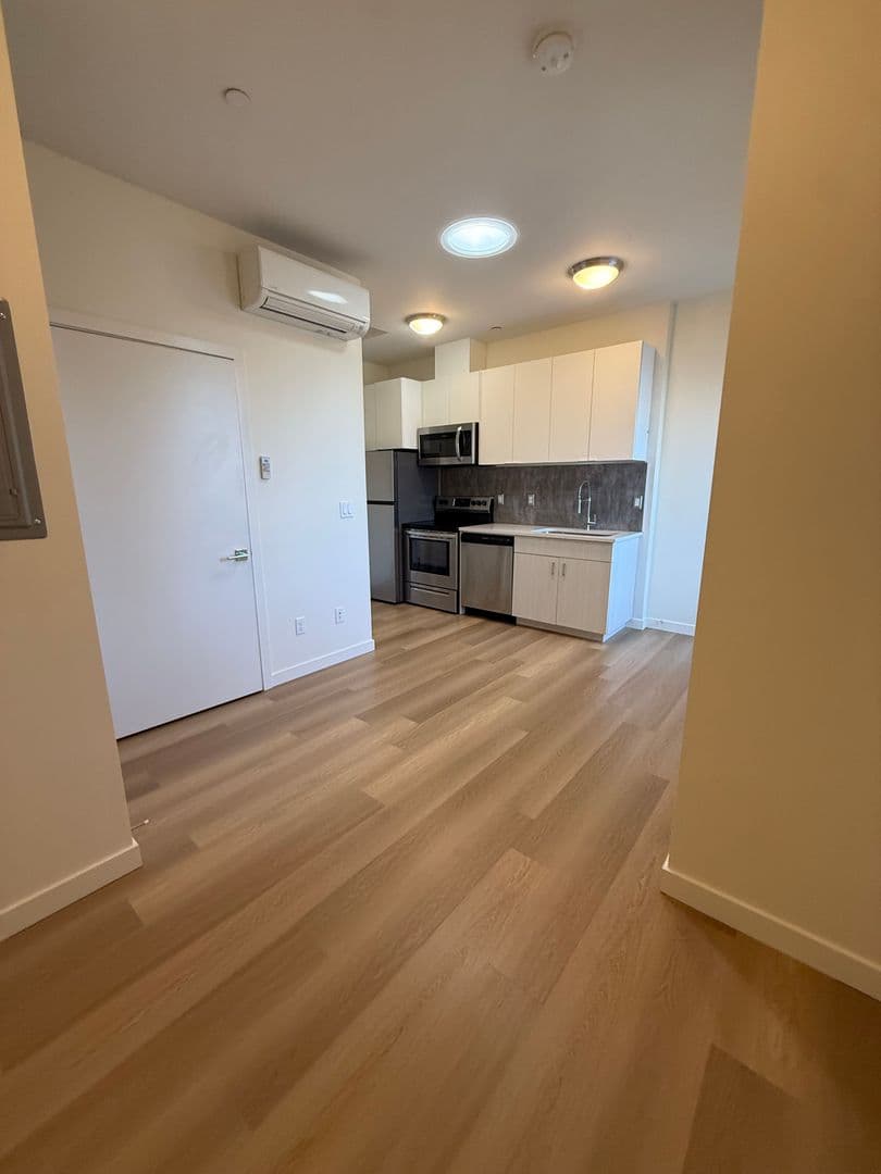 Portland Apartment: 5855 SE 72nd
