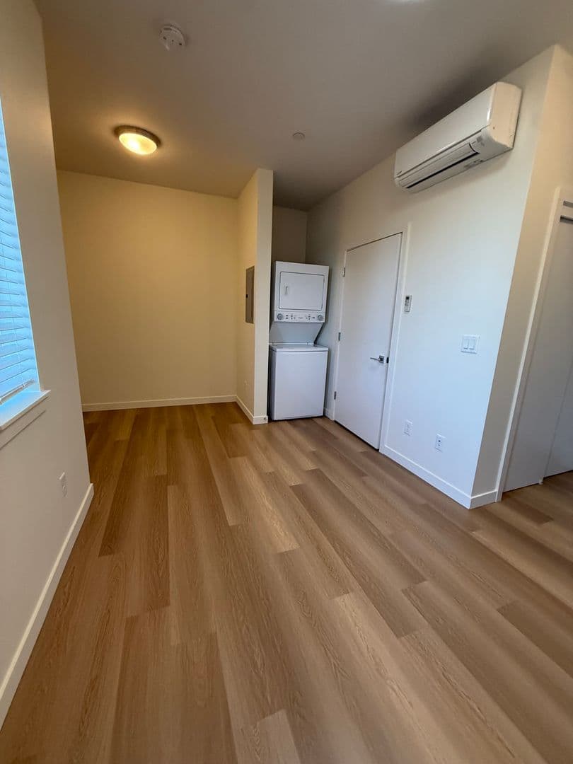 Portland Apartment: 5855 SE 72nd
