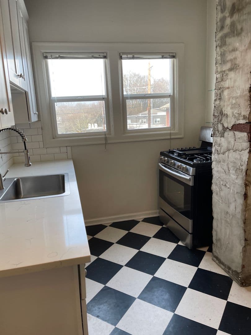 Portland Apartment: 2524 SE 12th