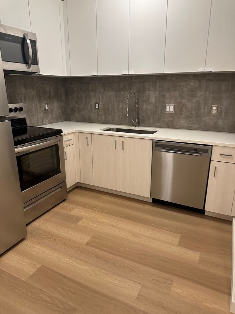 Portland Apartment: 5855 SE 72nd