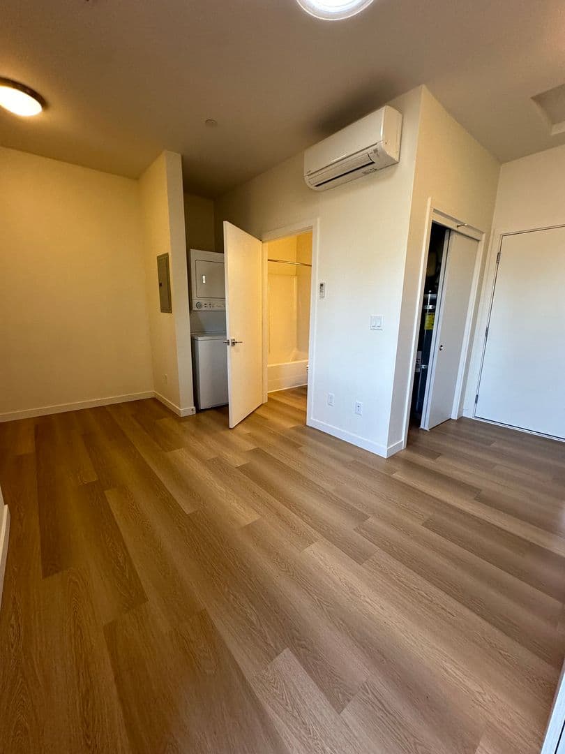 Portland Apartment: 5855 SE 72nd