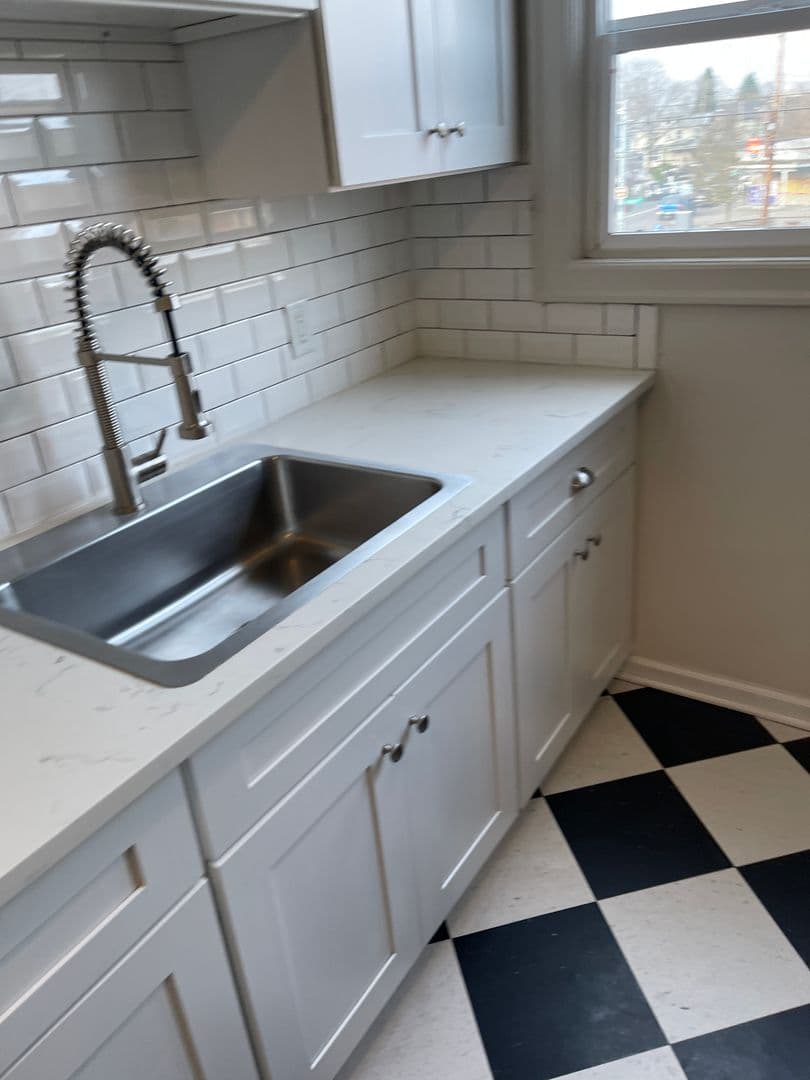Portland Apartment: 2524 SE 12th