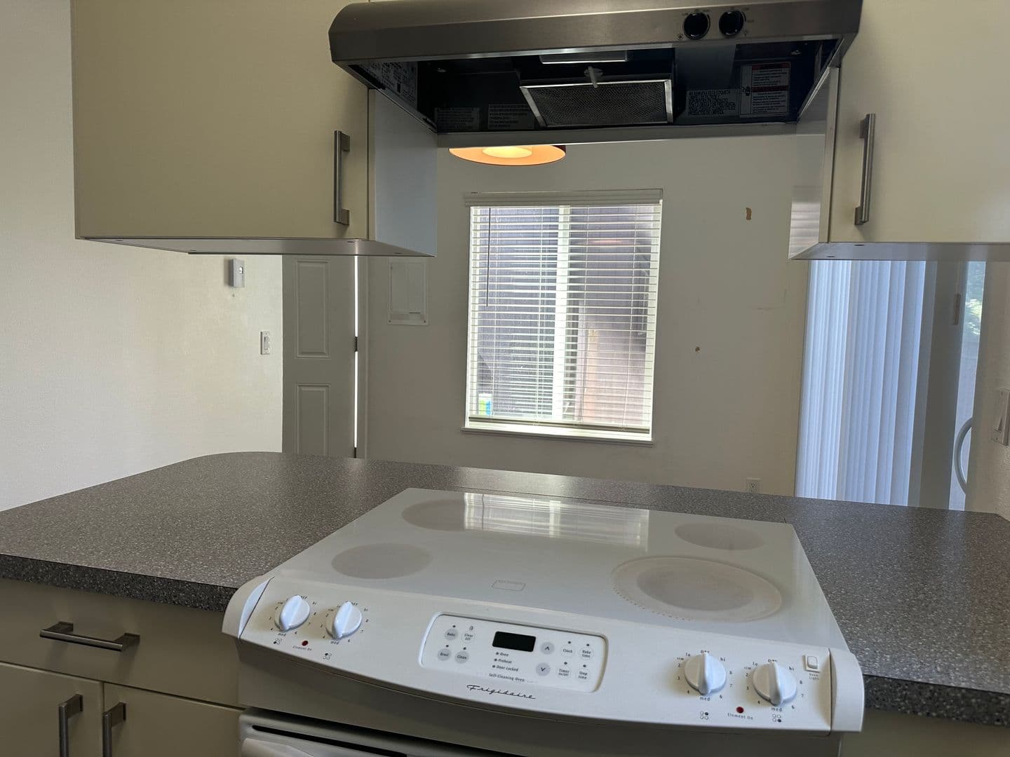 Portland Apartment: 117 SE 30th Place